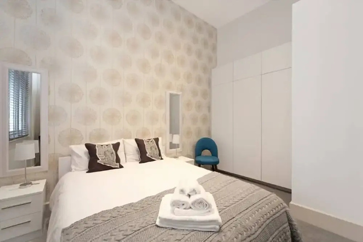 Room 5 of 11