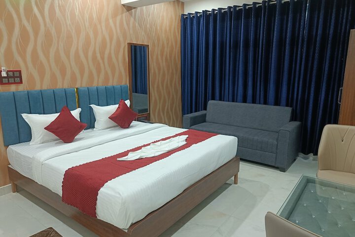 Room 8 of 13