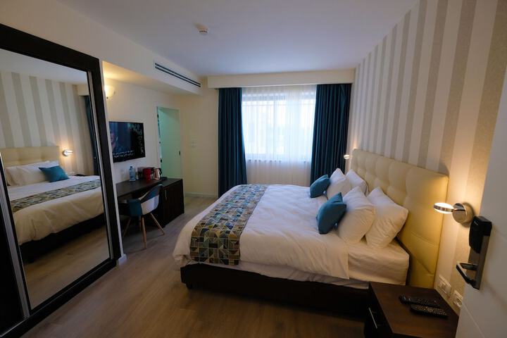 Room 22 of 106