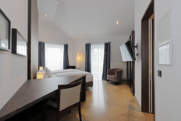 Room 8 of 28