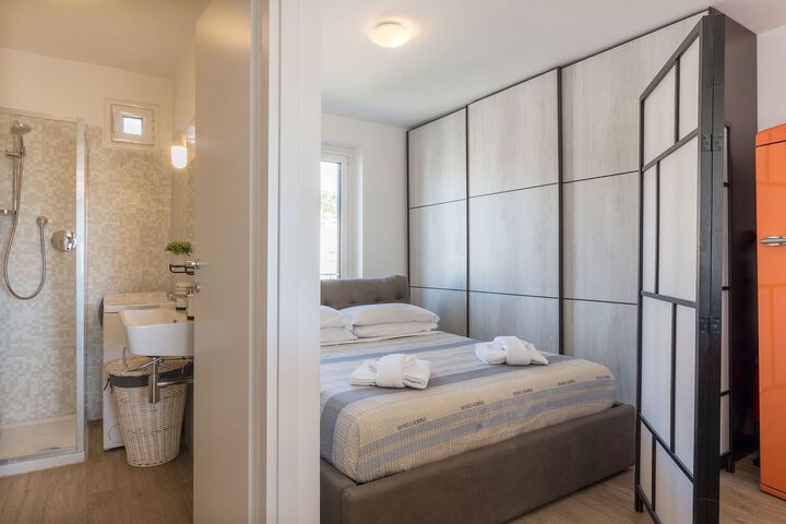 Room 2 of 31