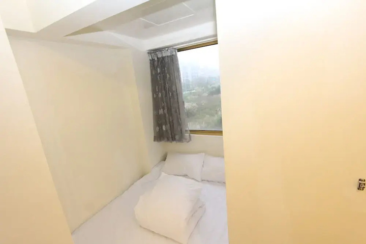 Room 6 of 24