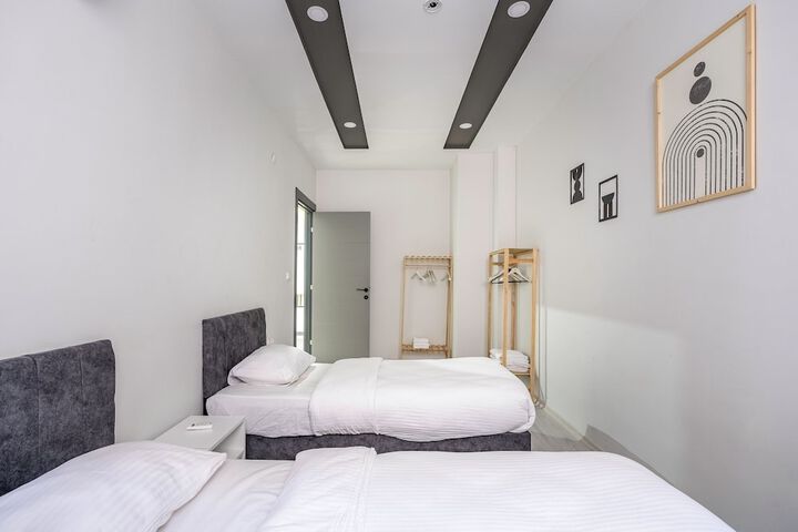 Room 105 of 293