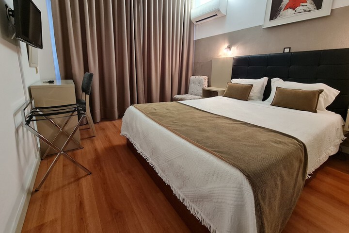 Room 27 of 83