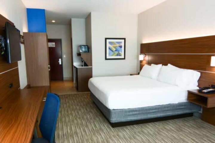 1 King Bed (1 of 11)