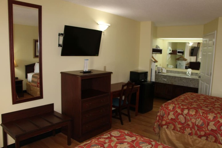 2 Double Beds (3 of 6)