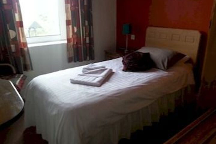 Room 6 of 8
