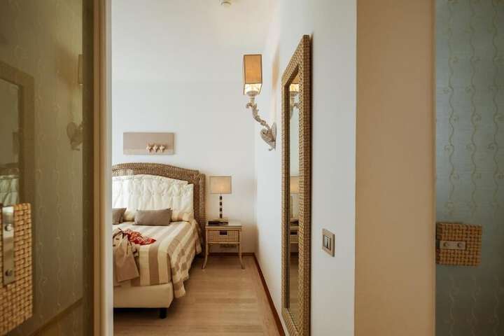 Room 8 of 119
