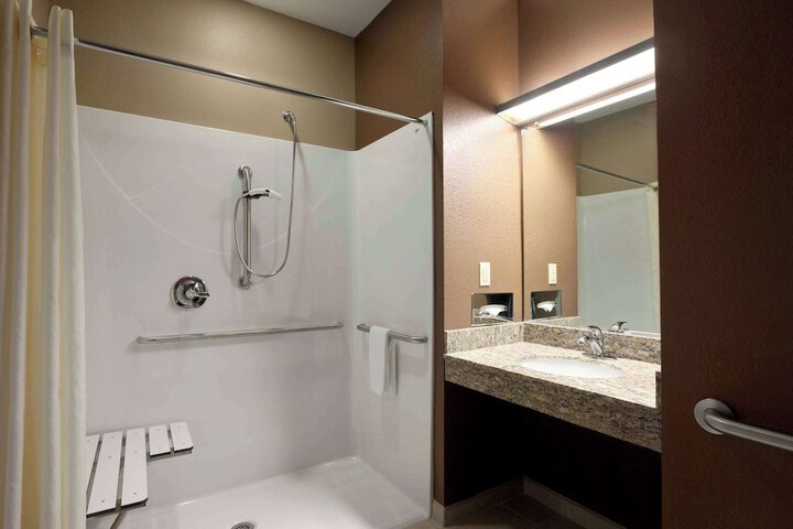 Suite Accessible Queen Size Bed (9 of 12)