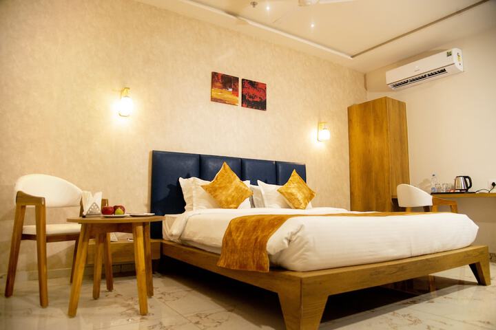 Room 5 of 20