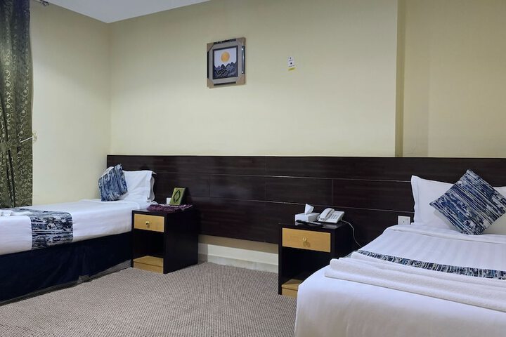 Room 13 of 27