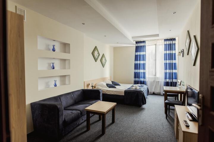 Room 12 of 28