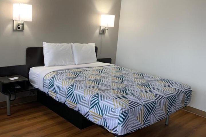1 Queen Bed (11 of 16)