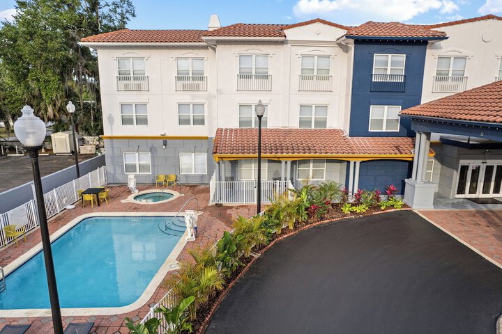 Hotel with Pool