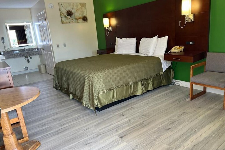 Room 5 of 28