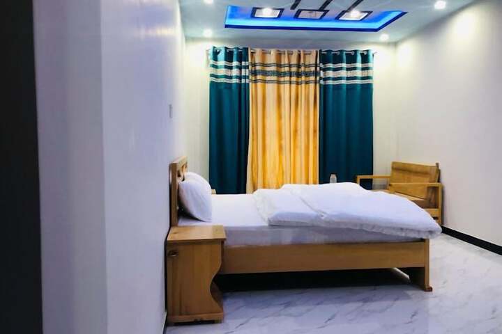 Room 4 of 10