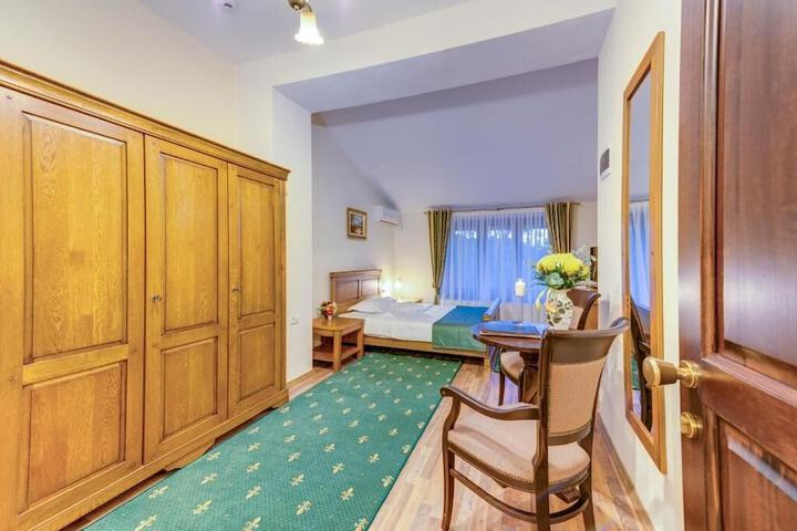 Room 3 of 90