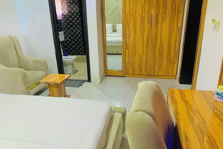 Room 10 of 26