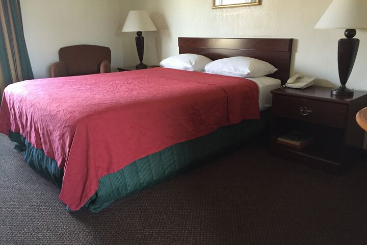 1 Queen Bed (4 of 7)