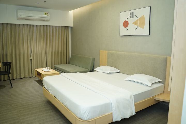 Room 6 of 13