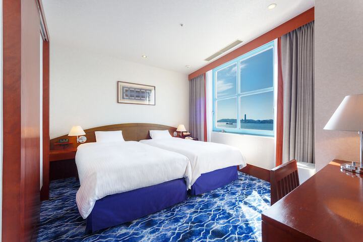 Room 32 of 175