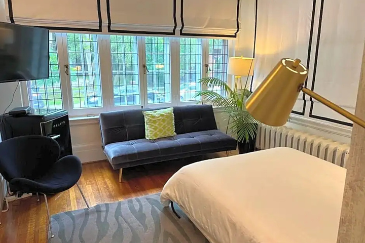 Room 4 of 17