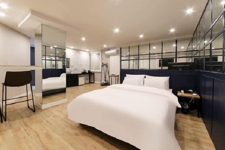 Room 13 of 27