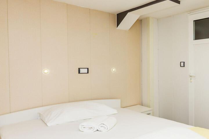 Room 45 of 146
