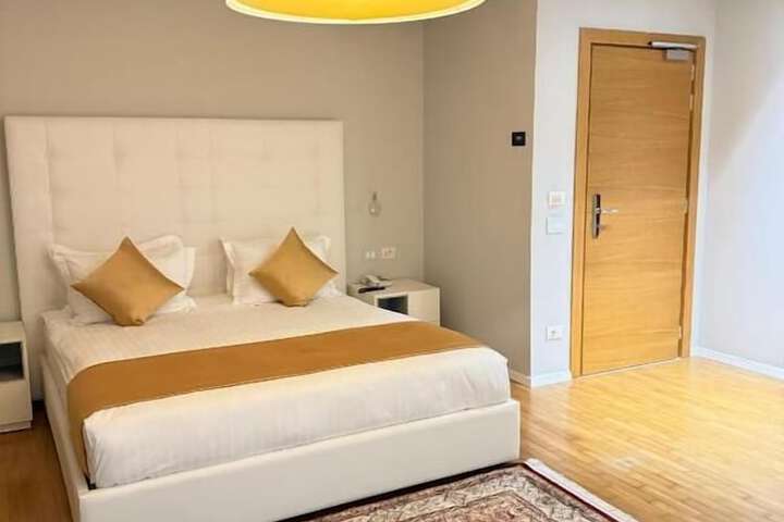 Room 12 of 25