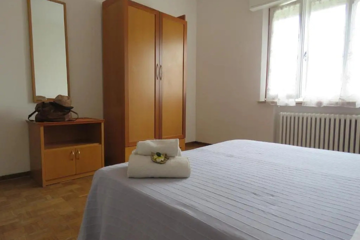 Room 5 of 10