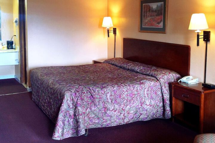 1 King Bed (4 of 6)