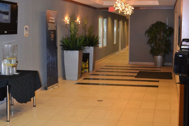 Ballroom/Hall 26 of 27