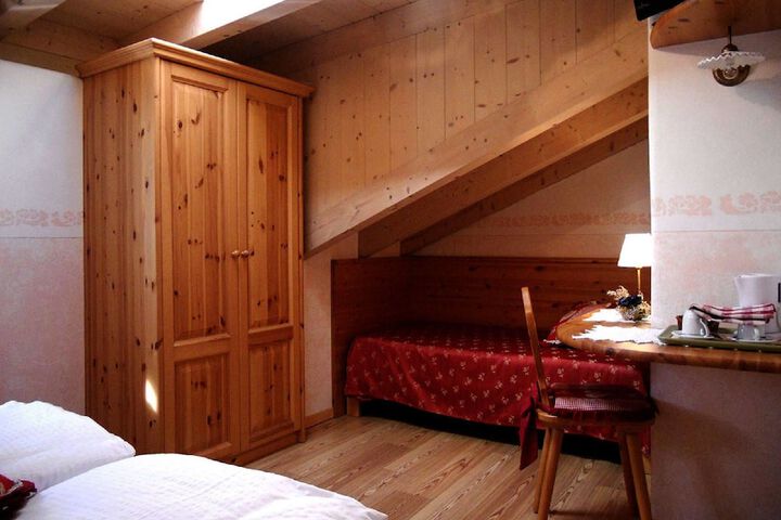 Room 8 of 80