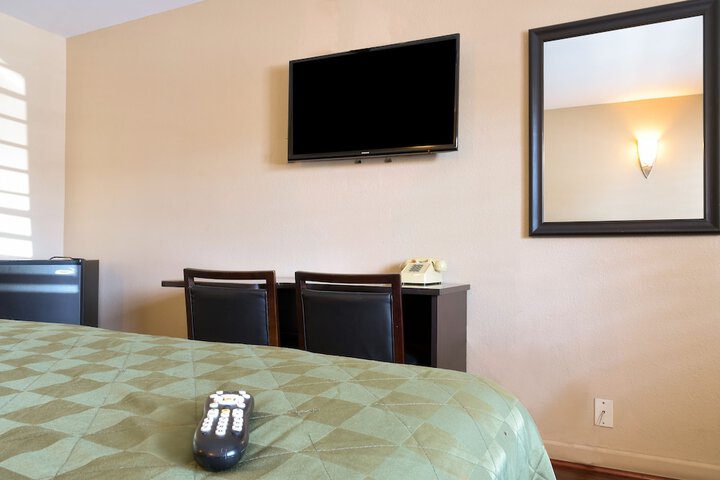 1 Queen Bed (12 of 18)