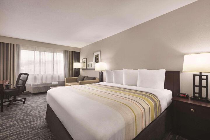 1 King Bed (14 of 18)