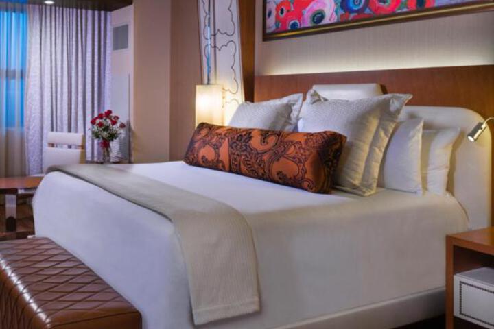 1 King Bed (4 of 9)