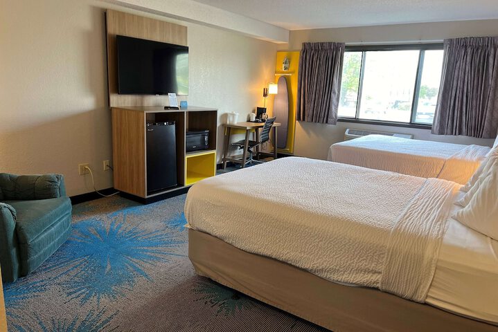 1 Queen Bed (12 of 17)