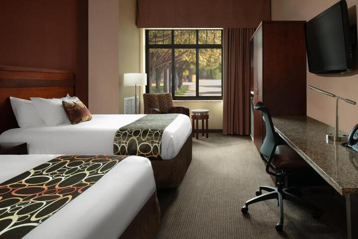 Double Deluxe 2 Queen Beds (3 of 5)