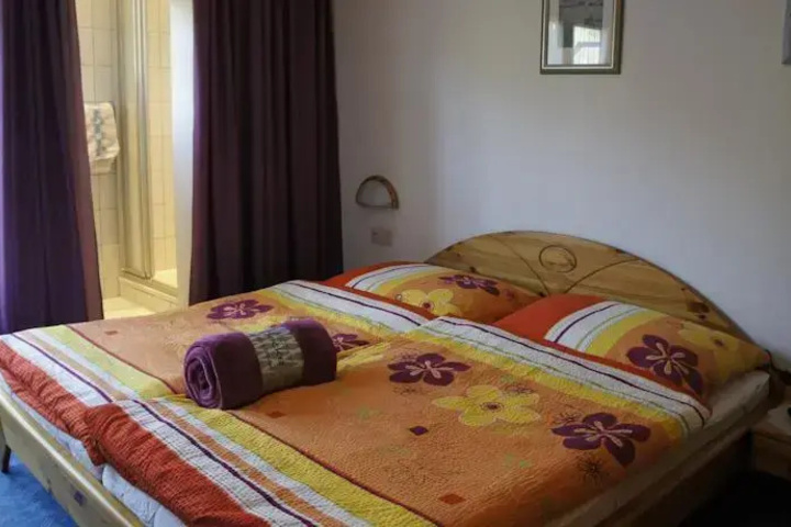 Room 6 of 11