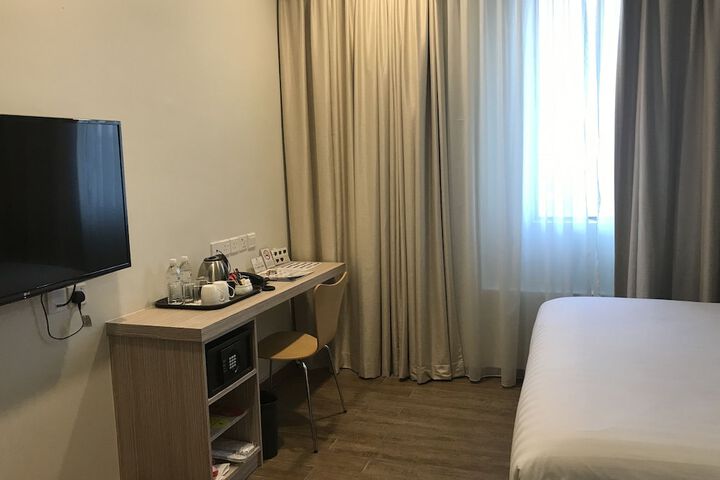 Room 32 of 74
