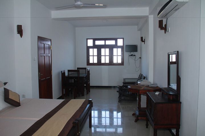 Room 5 of 8