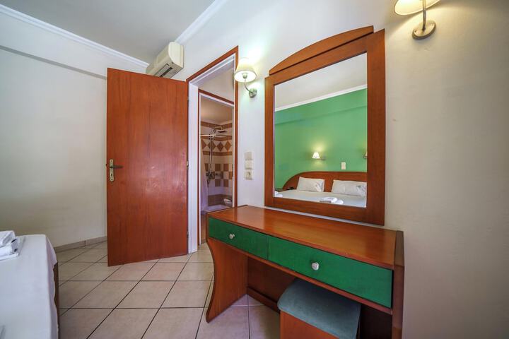 Room 33 of 179