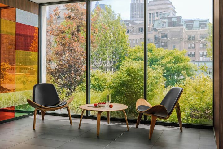 Lounge 100 of 104