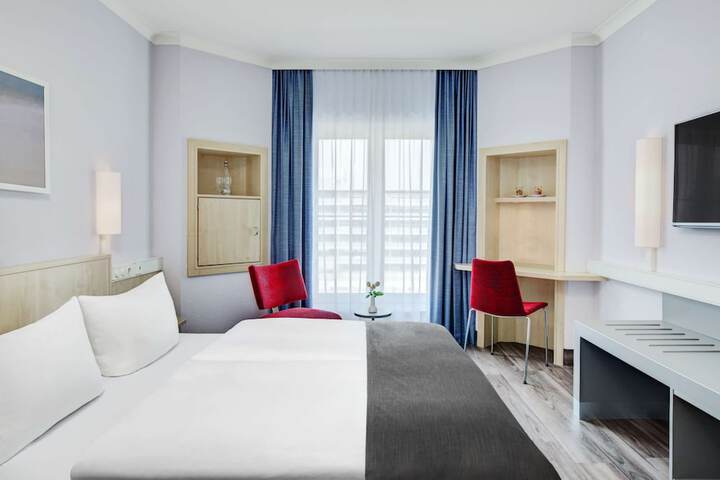 Room 8 of 28