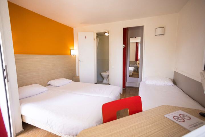 Room 9 of 40