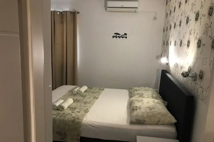 Room 2 of 10