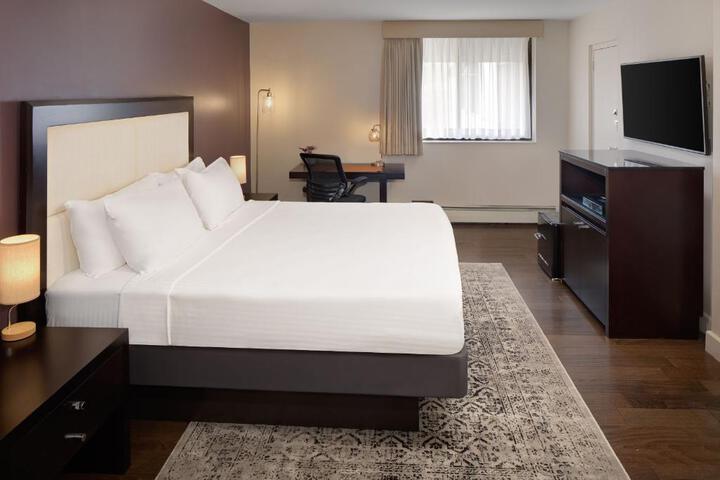 1 King Bed Corner (4 of 7)