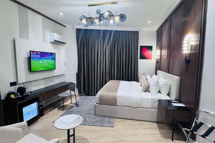 Room 17 of 36