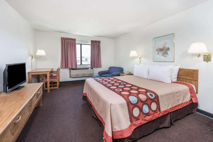 1 Queen Bed (3 of 18)