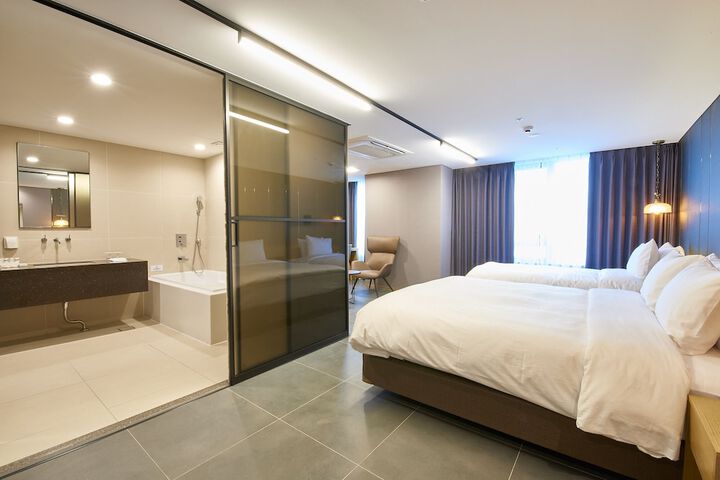 Room 17 of 48